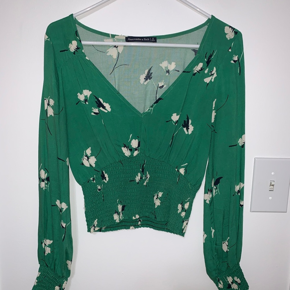 Long sleeve top.